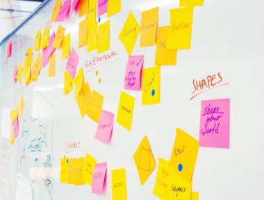 beyaz tahta post-it Notlar ekip çalışması kavramı renkli