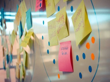 beyaz tahta post-it Notlar ekip çalışması kavramı renkli