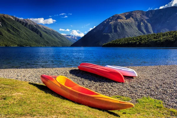 Kayaks et lac de montagne, emplacement - Parc national des lacs Nelson, Nouvelle-Zélande — Photo