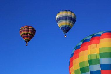 renkli hava balonları mavi gökyüzüne