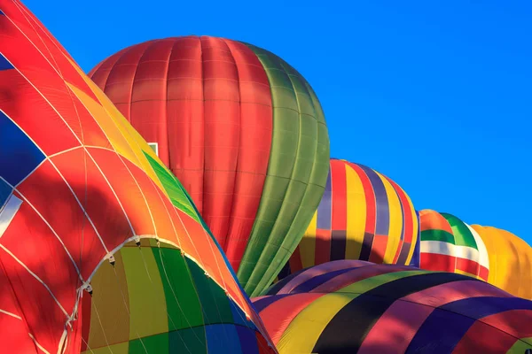 Цветные воздушные шары на голубом небе — стоковое фото