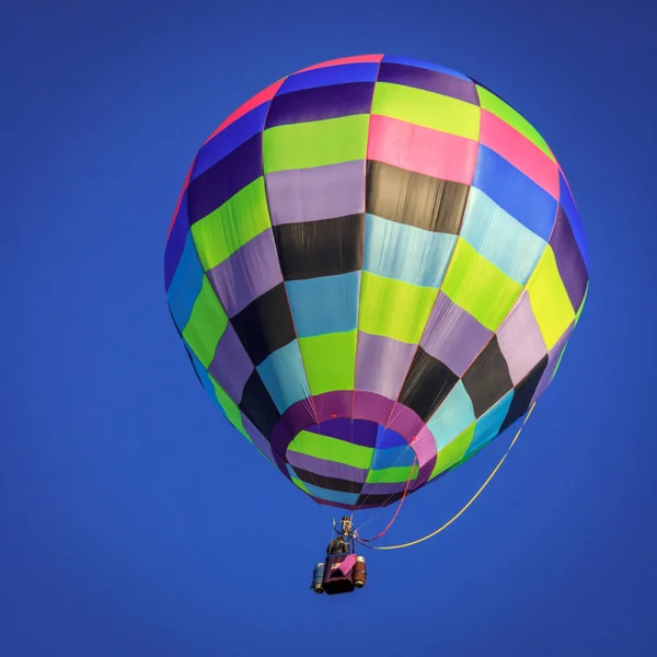 Цветной воздушный шар на голубом небе — стоковое фото