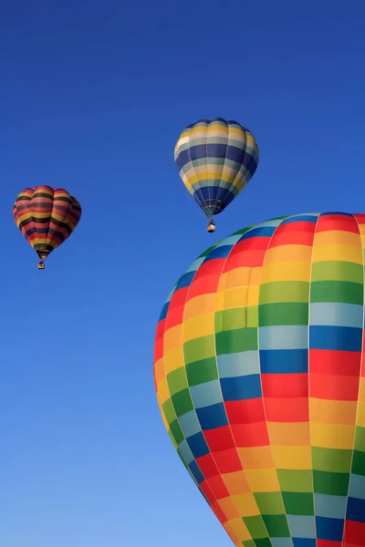 Renkli hava balonları mavi gökyüzüne — Stok fotoğraf