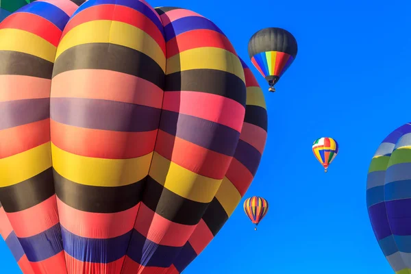Цветные воздушные шары на голубом небе — стоковое фото