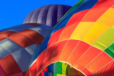 renkli hava balonları mavi gökyüzüne
