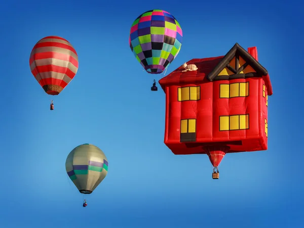 Färgade air ballonger på den blå himlen — Stockfoto