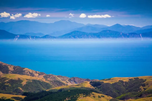 Magnifique paysage de mer et de montagne — Photo