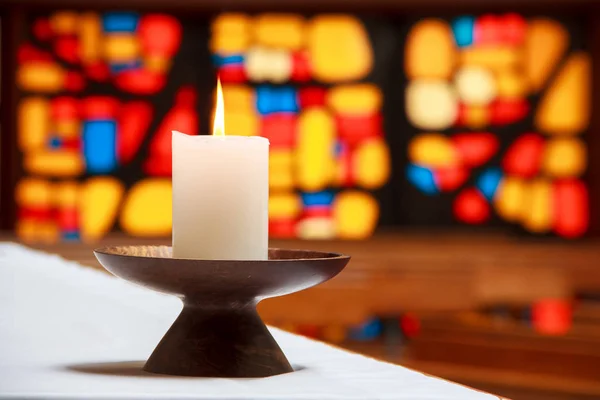 Bougie dans une église avec une mosaïque — Photo