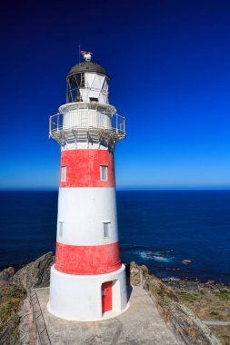 Beyaz ve kırmızı çizgili deniz feneri, yer - Cape Palliser defne deniz feneri, Wairarapa