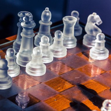 şeffaf cam satranç