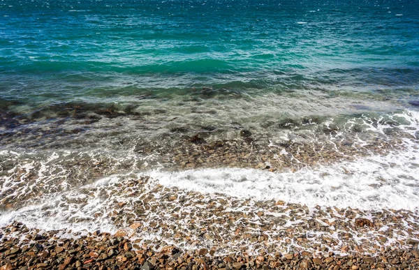 Береговая линия океана с бирюзовой водой — стоковое фото