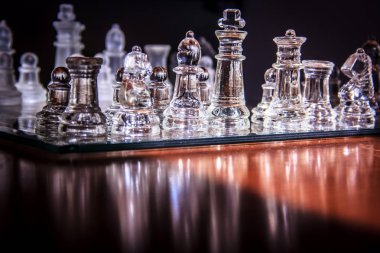 şeffaf cam satranç