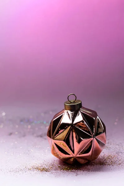 Moderna geométrica rosa de ouro bola de Natal e brilhos no fundo rosa . — Fotografia de Stock
