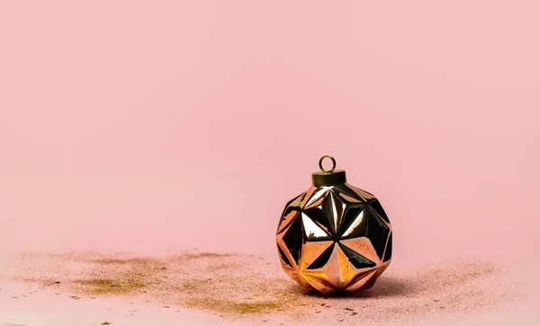 現代幾何学はピンクの背景に金のクリスマスボールと輝きをバラ. — ストック写真