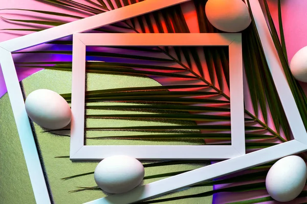 明るいネオンの背景に白い卵と境界線 ハッピーイースターのコンセプト — ストック写真