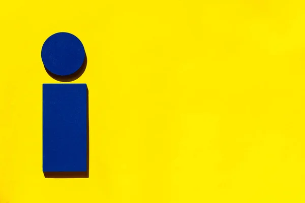 黄色の背景に青い木製の情報記号 トップビュー フラットレイアウト コピースペース — ストック写真