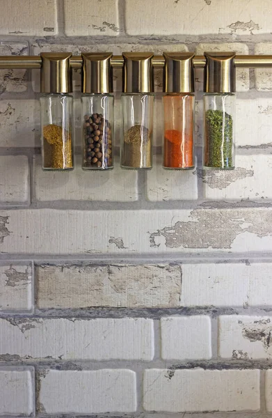 玻璃瓶里有不同的香料 厨房家具概念 — 图库照片