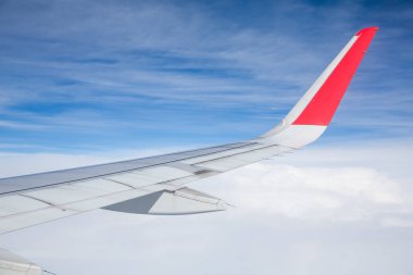 Uçan bir uçağın kanadının görünümü