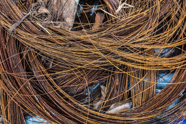 Bir inşaat sitedeki paslı çelik tel doku.