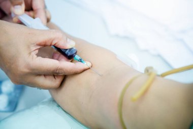 Bir kan testi için hastadan toplama hemşire