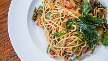 Baharatlı karışık deniz ürünleri, Tay tarzında spagetti.