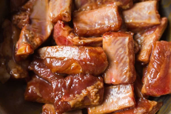 Costillas de cerdo crudas con salsa fermentada para asar — Foto de Stock