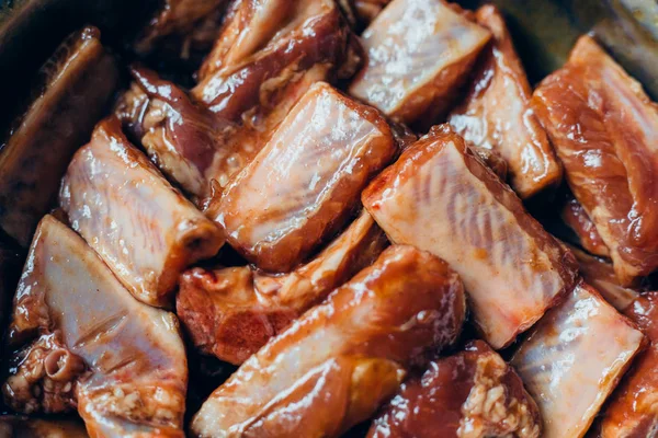 Costillas de cerdo crudas con salsa fermentada para asar — Foto de Stock