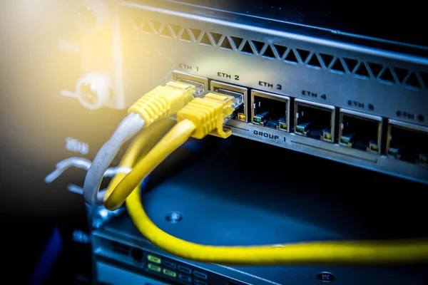 Bir teknoloji veri merkezinde bağlı ağ kabloları.