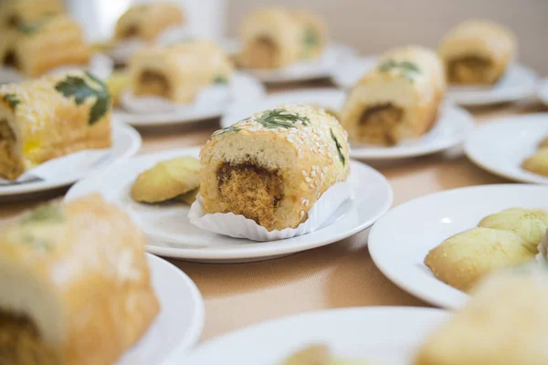 Fırın beyaz plaka üzerinde