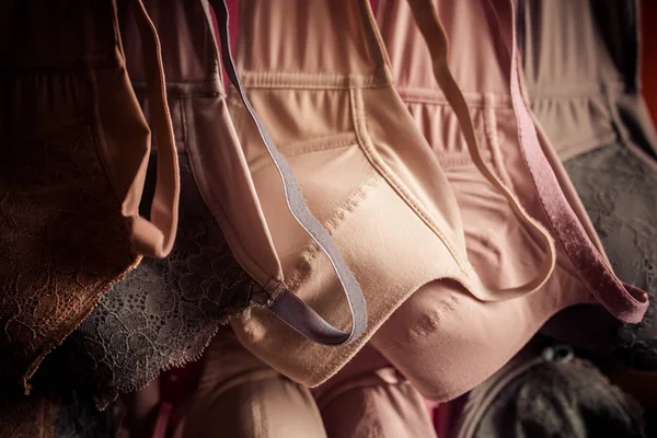 Eski iç çamaşırı clothesline üzerinde asılı.