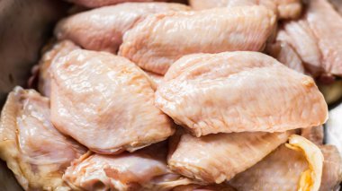 Çiğ tavuk kanadı kase sosunda Marine.