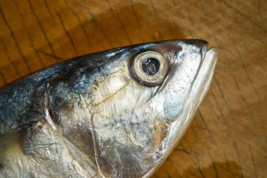 Ahşap doğrama tahtası üzerinde taze uskumru balığı.