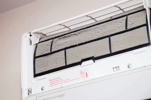 Kirli Klima filtresi, arka plan üzerinde toz.