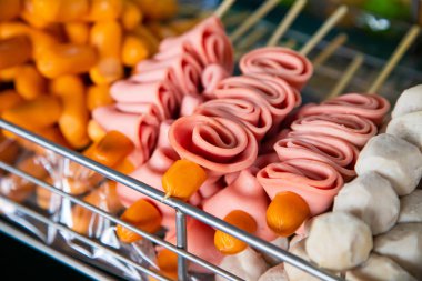 Bologna jambonu, sosisli ve tavuğu markette karıştır..