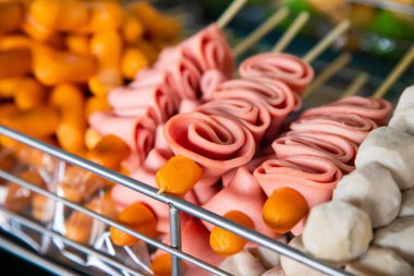 Bologna jambonu, sosisli ve tavuğu markette karıştır..