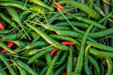 Tayland pazarındaki tepside yeşil biberli organik tarlaları karıştır.