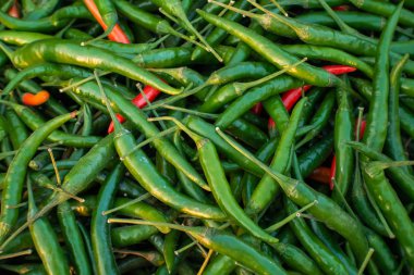 Tayland pazarındaki tepside yeşil biberli organik tarlaları karıştır.