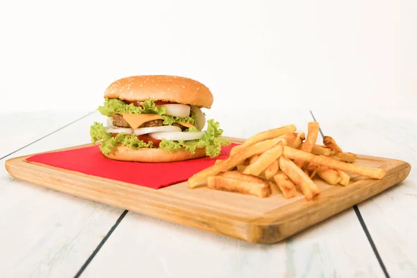 Hamburger i frytek na drewnianym stole — Zdjęcie stockowe