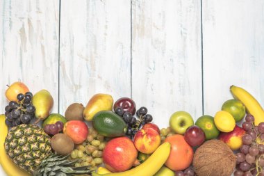 Natürmort meyve ahşap arka plan üzerinde