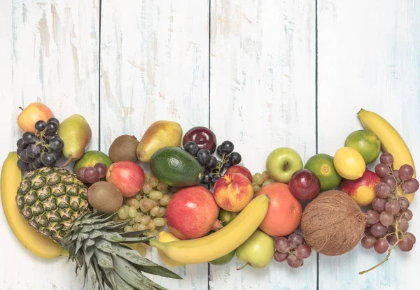 Natürmort meyve ahşap arka plan üzerinde