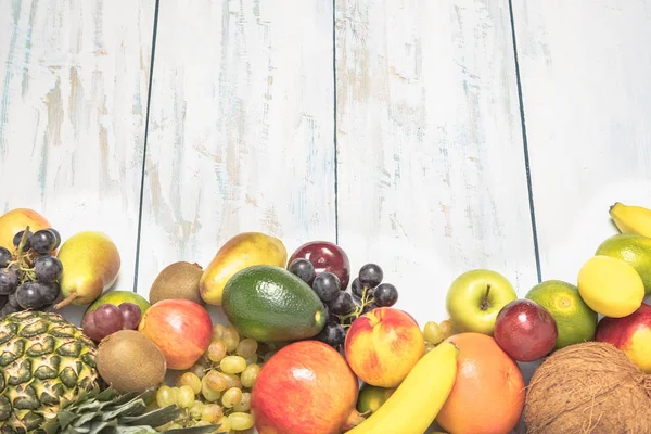 Natürmort meyve ahşap arka plan üzerinde