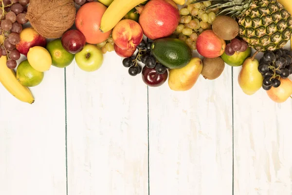 Natürmort meyve ahşap arka plan üzerinde