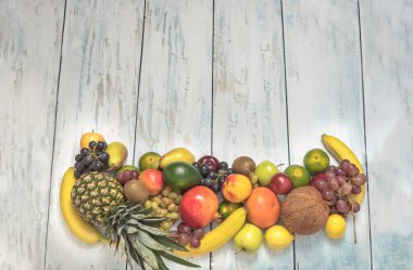 Natürmort meyve ahşap arka plan üzerinde