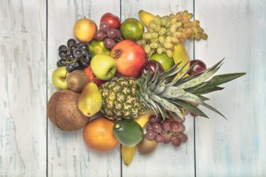 Natürmort meyve ahşap arka plan üzerinde