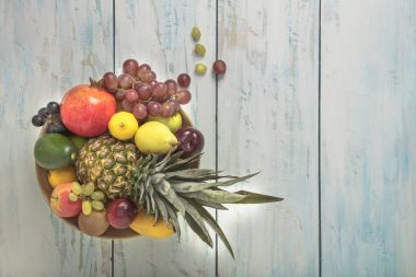 Meyve tabağı masanın üzerine düzenlenmiş