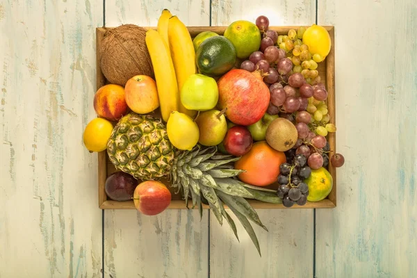 Tatlı, ihtişamlı görücü usulü meyve tepsisi masada