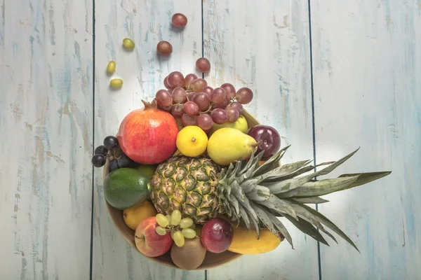 Ułożone miska owoców na stole — Zdjęcie stockowe