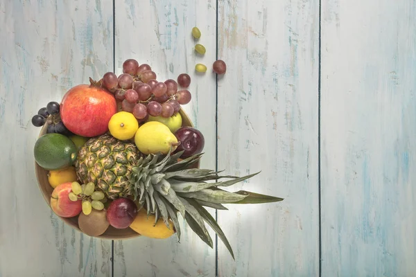 Meyve tabağı masanın üzerine düzenlenmiş