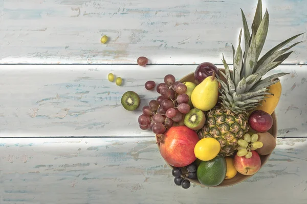 Meyve tabağı masanın üzerine düzenlenmiş