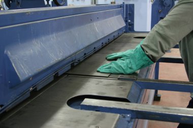 fabrikada çok çalışıyor